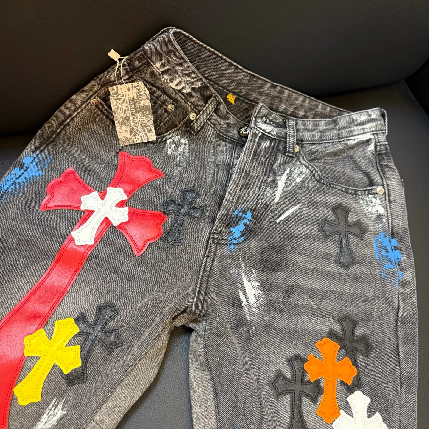 P290 model number: D332 GALLERY DEPT & Chrome hearts co-branded colorful leather cross loose washed flared jeans to truly restore the ultimate vintage texture. Original hardware accessories washed and other elevators, QR code analysis are all purchased from the original factory, high degree of restoration, you are welcome to compare with a certain product~ Three-dimensional version Loose and comfortable, not picky about the body shape Make you taller and slimmer Factory Seiko Original quality control Same style for men and women Can be matched with couples Versatile recommendation Necessary jeans for all seasons Trendy people have been disappointed. From the quality selection of fabrics, the tailoring of details, and the matching of patterns, everything is impeccable! The upper body is so handsome when worn...it can be easily worn by men, women and children! The craftsmanship is made of heavy-duty washed pure cotton denim fabric. After washing, it is soft and thick. It is very stylish when worn. Size: 28, 30, 32, 34, 36 (S-XXL) Color: Stitching Size reference # 28 trouser length 100 waist 72 30 trouser length 102 waist 76 32 trouser length 104 waist 80 34 trouser length 106 waist 84 36 pants length 108 waist circumference 88